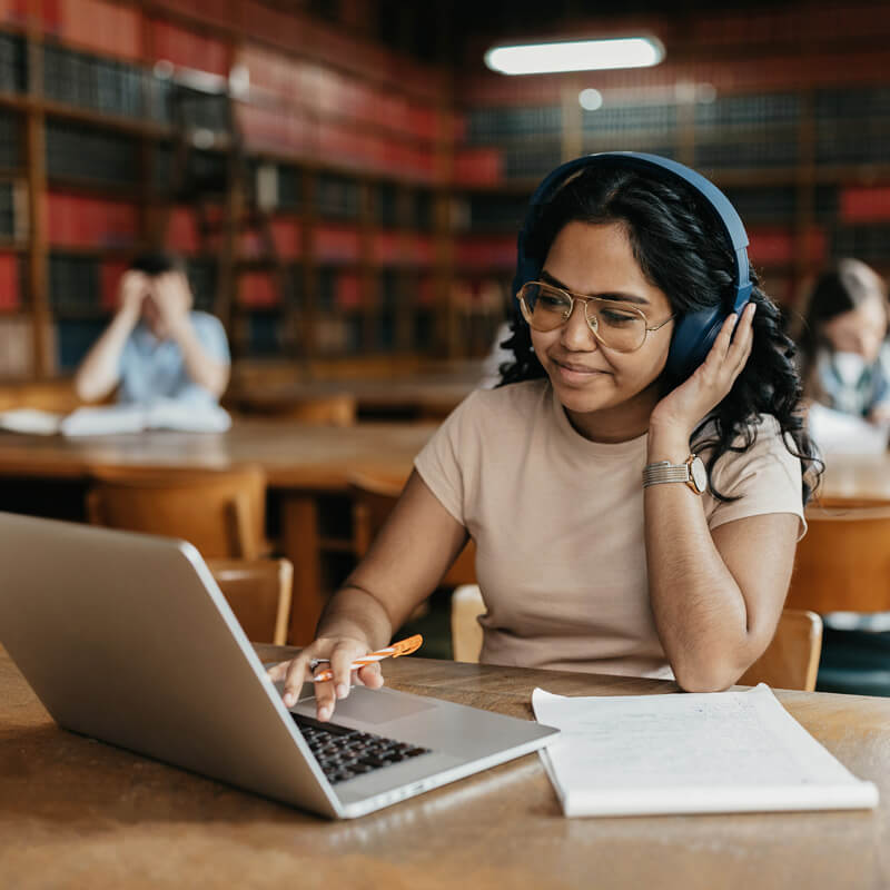 Precisa de praticidade e obter conhecimento de forma online?